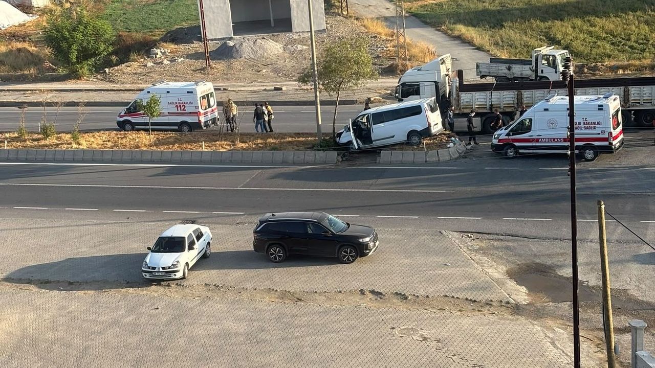 Muş'taki tır-panelvan kazasında üç yaralı