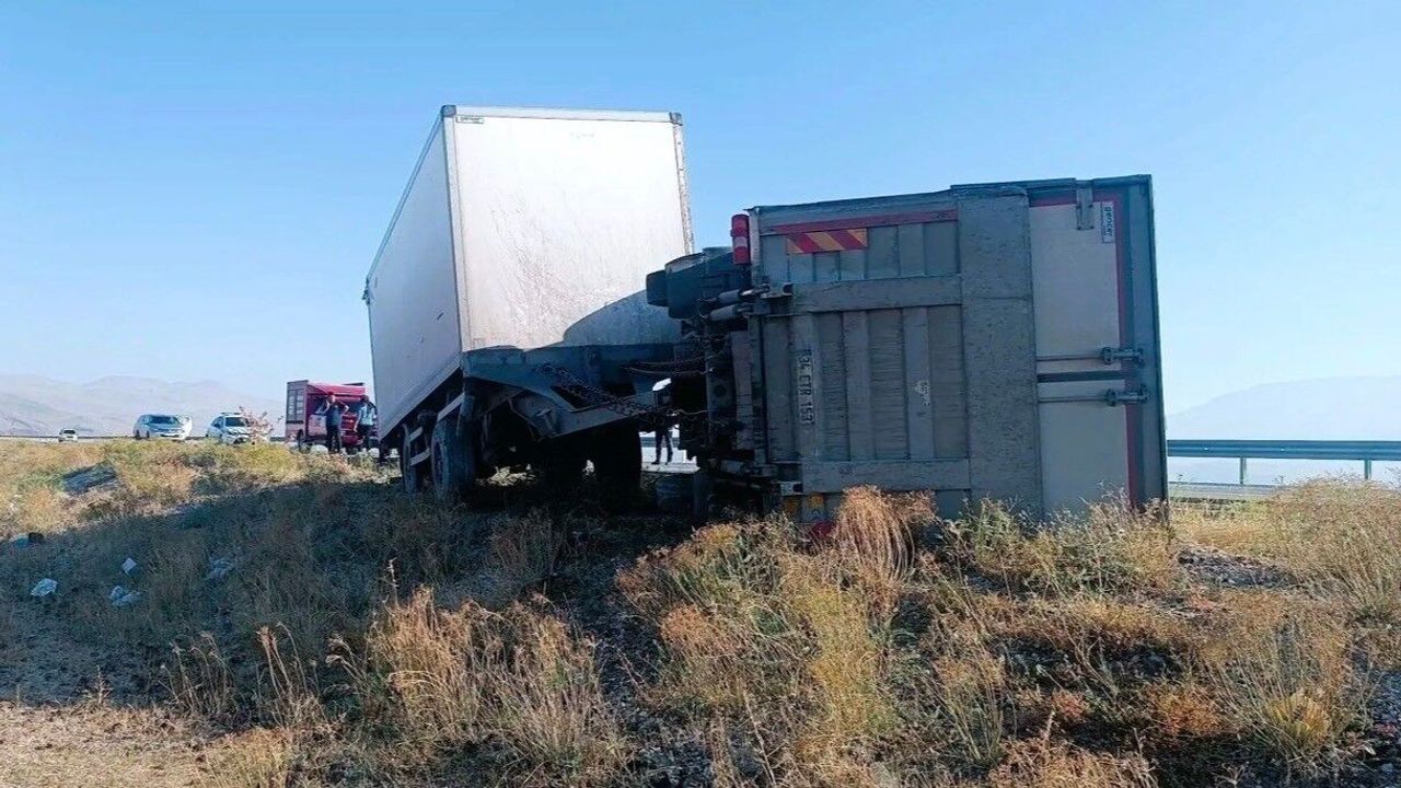 Iğdır-Doğubayazıt Yolunda Yük Kamyonu Devrildi: 2 Kişi Yaralandı