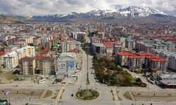 Van’da Parklar ve Bozuk Yollar Tepki Çekiyor: Vatandaşlar Kalıcı Çözüm Bekliyor
