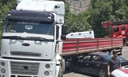 Hakkâri'de otomobil tıra çarptı: 1 yaralı