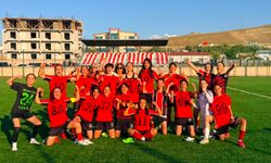 VAN BÜYÜKŞEHİR BELEDİYESPOR KADIN FUTBOL TAKIMI PLAY-OFF'A YÜKSELDİ