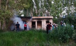 Van Erciş'te odunluk yangını