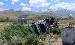 Van–Gevaş Karayolunda Tır Kazası: Yol Trafiğe Kapandı