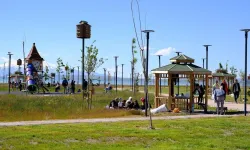 Van'da Güzel Havayı Fırsat Bilenler Park ve Sahillere Akın Etti