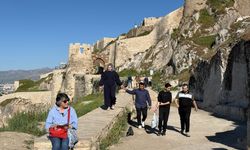 Van Kalesi’ne Turist Akını: Bahar Renkleri Ziyaretçileri Büyüledi