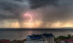 Van'da Gök Gürültüsü Etkili Oldu, Hafif Çisenti Serinlik Getirdi