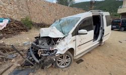 Hakkari'de Korkunç Kaza: Araç Duvardan Aşağı Düştü, 3 Yaralı