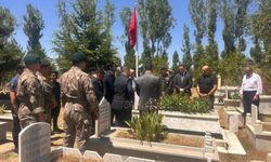Vanlı 15 Temmuz Şehidi Halil Hamuryen Kabri Başında Anıldı