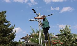 Edremit’te Parklar Güneş Enerjisiyle Aydınlanmaya Başladı