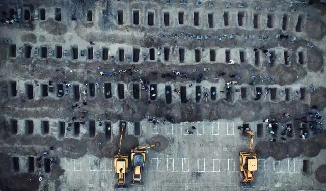 İsrail'in okul saldırısında ölen 160'tan fazla çocuk yan yana defnedilecek