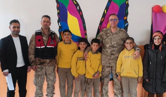Van İpekyolu jandarmasından okullarda bayram mesaisi
