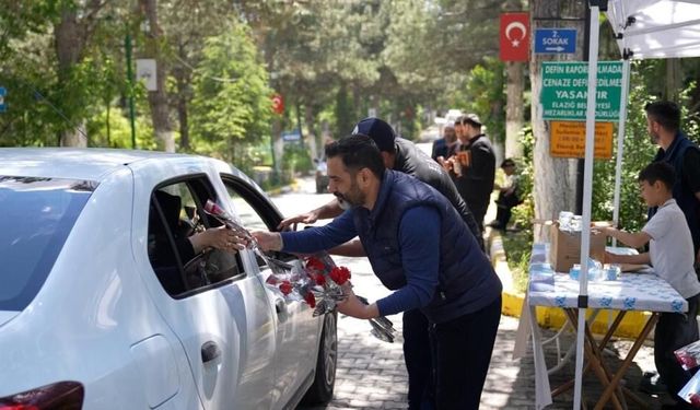 Arife Günü Kabir Ziyaretlerine Karanfil