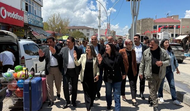 DEM Parti Van Teşkilatı Esnaf ve Vatandaşlarla Bayramlaştı