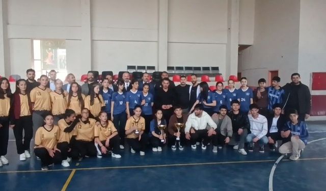 Van Özalp’te Liseler Arası Voleybol Turnuvası düzenlendi