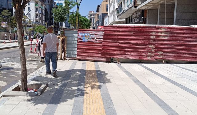 Van’da Kaldırım İşgali: Görme Engelliler Yolu İnşaat Altında Kaldı