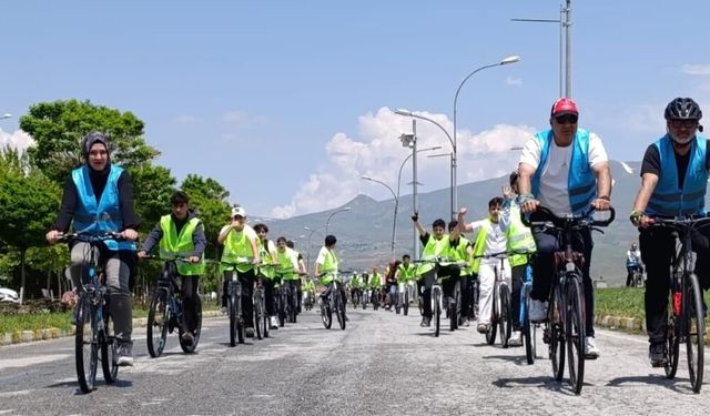 Van Gölü Sahilinde 13. Geleneksel Bisiklet Turu: Pedallar Sağlıklı Yaşam İçin Döndü