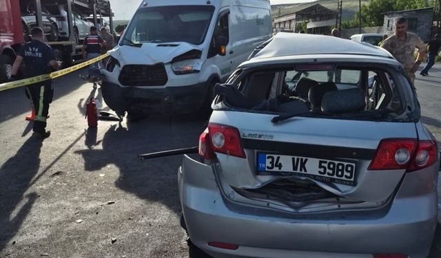 Van Muradiye’de Trafik Kazası: Araçta Sıkışan 4 Kişiyi İtfaiye Kurtardı