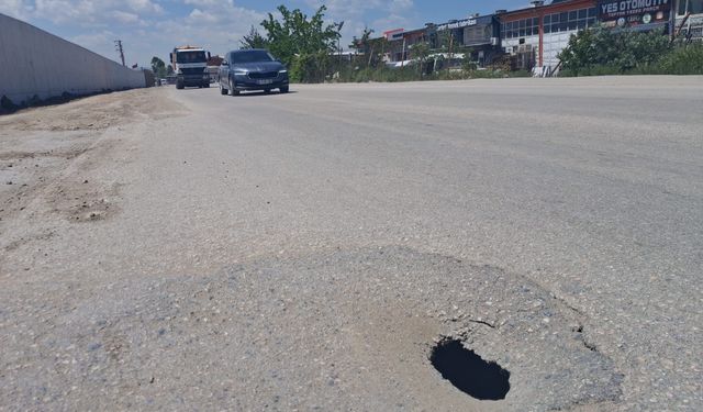 Kalecik TOKİ Yolundaki Çukur Tehlike Saçıyor