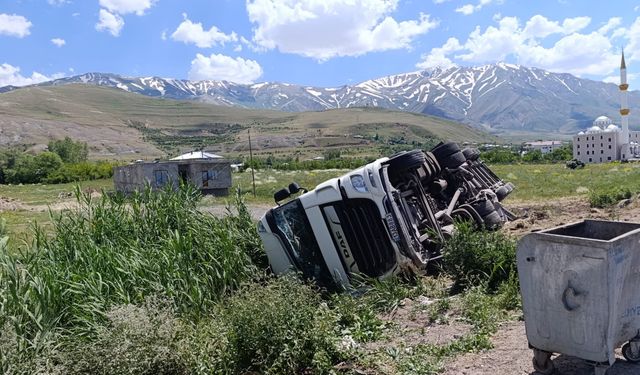 Van–Gevaş Karayolunda Tır Kazası: Yol Trafiğe Kapandı