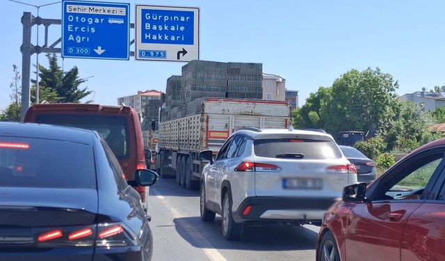 Van’da Briket Yüklü Kamyonet Tehlike Saçtı