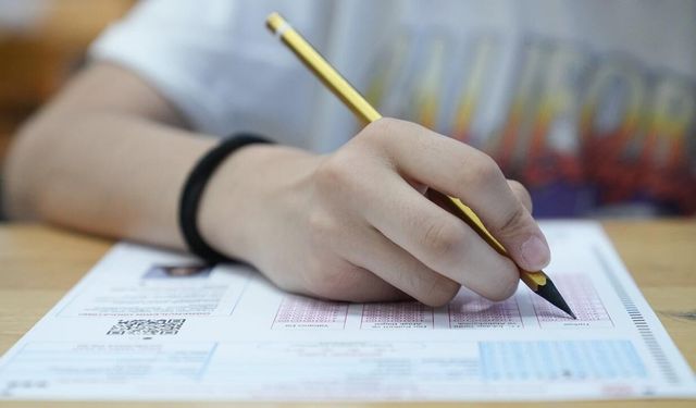 Van'da LGS Heyecanı: Öğrenciler ve Veliler Duygularını Paylaştı