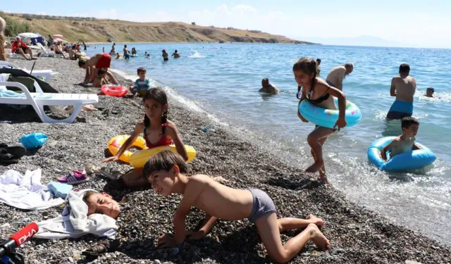 Van’da sıcaklardan bunalanlar sahillere akın etti! Gündüz plajlar, gece parklar doldu taştı
