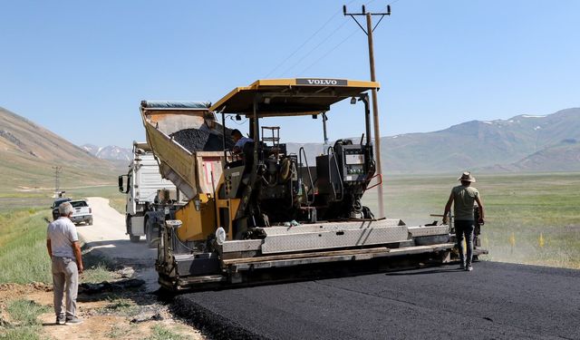 Van Çatak'ta Bir İlk: İçimli Mezrası Yolu Sıcak Asfaltla Buluşuyor