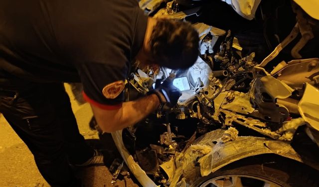 Van Tuşba'da otomobil ile kamyonet çarpıştı: 1 yaralı