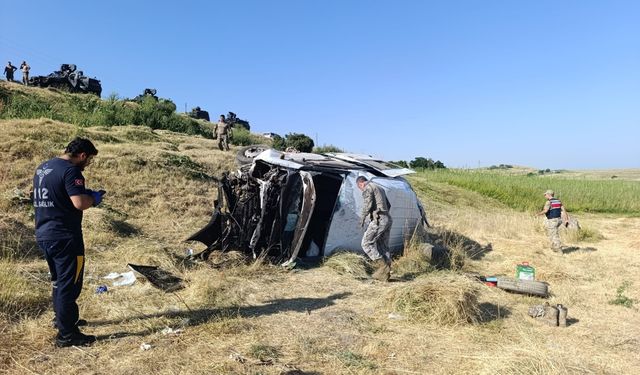 Van'da Askeri Personel Minibüsü Şarampole Yuvarlandı: 3 Yaralı