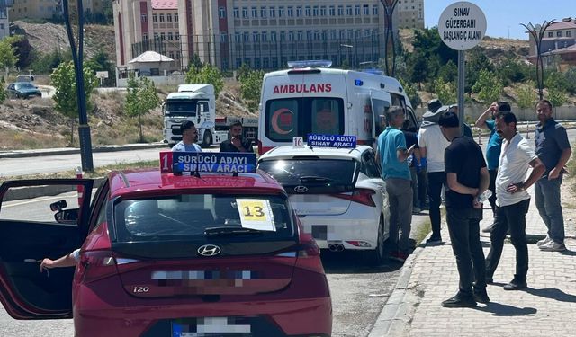 Van'da Direksiyon Sınavında Kaza: Acemi Sürücü Komisyon Görevlisine Çarptı