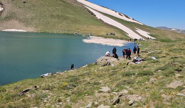 Van'da Sıcaktan Kaçanların Yeni Rotası: 3 Bin 200 Rakımdaki Çalyan Gölü