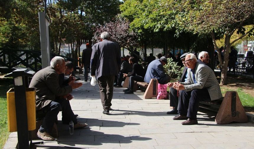 Vanlı Emeklilerden Zamlı Maaş Yorumu: "23 Bin 550 Lira Geçinmeye Yetmiyor"