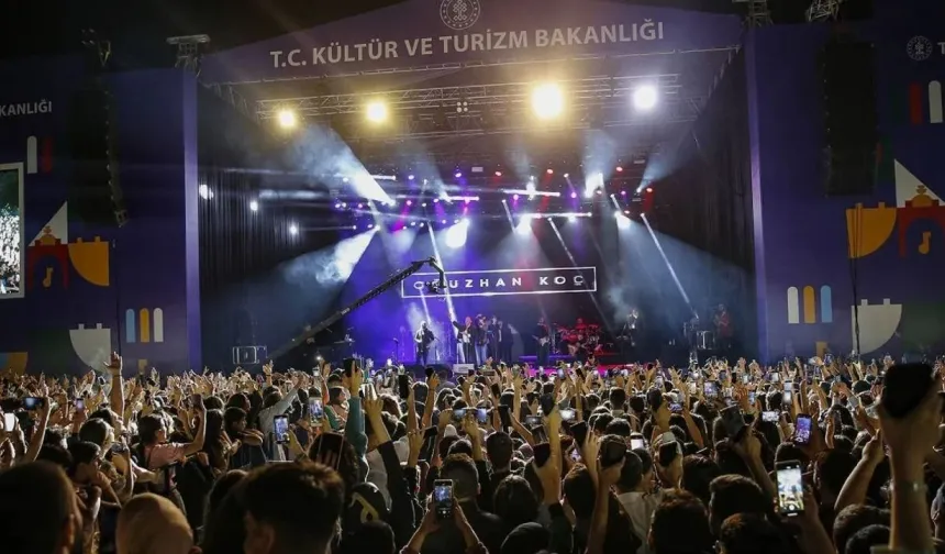 Van Kültür Yolu Festivali Eleştirilerin Hedefinde: "Kültür Değil, Sanatçı Konuşuldu"