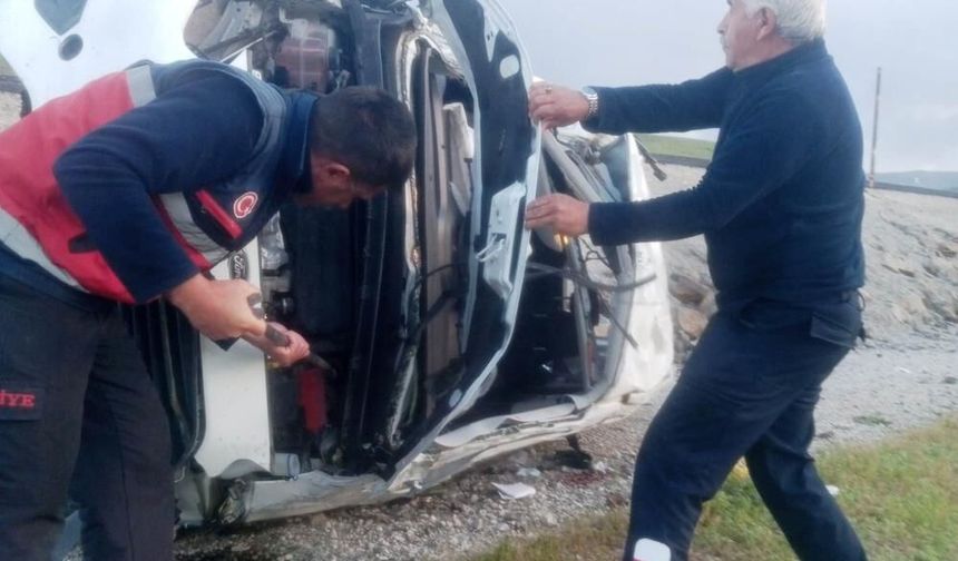 Van'da Kamyonet Şarampole Yuvarlandı: Sürücü Yaralı Olarak Kurtarıldı