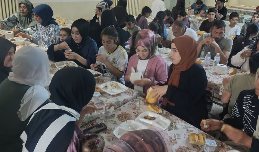 Van Muradiye’de geleneksel pilav günü ve mezuniyet programı düzenlendi
