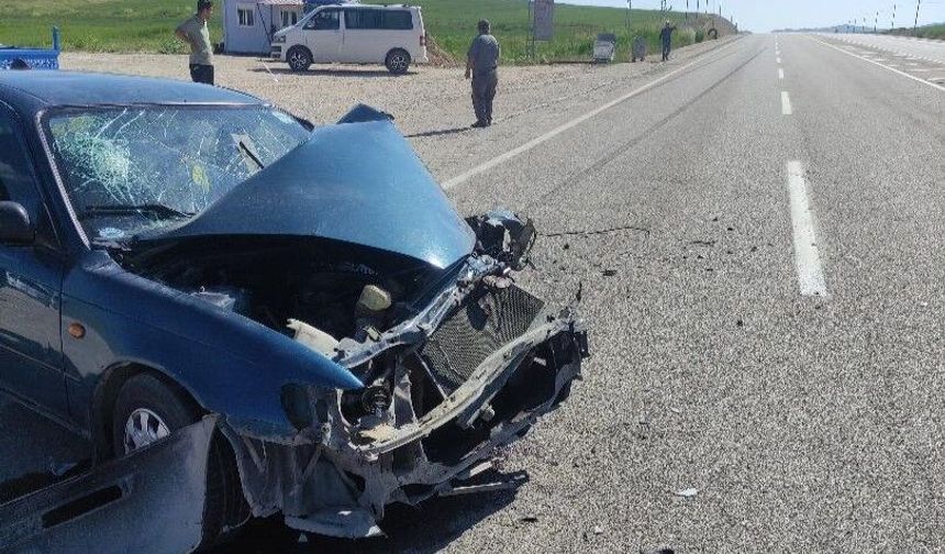 Van-Özalp Yolunda Trafik Kazası: 2 Kişi Yaralandı