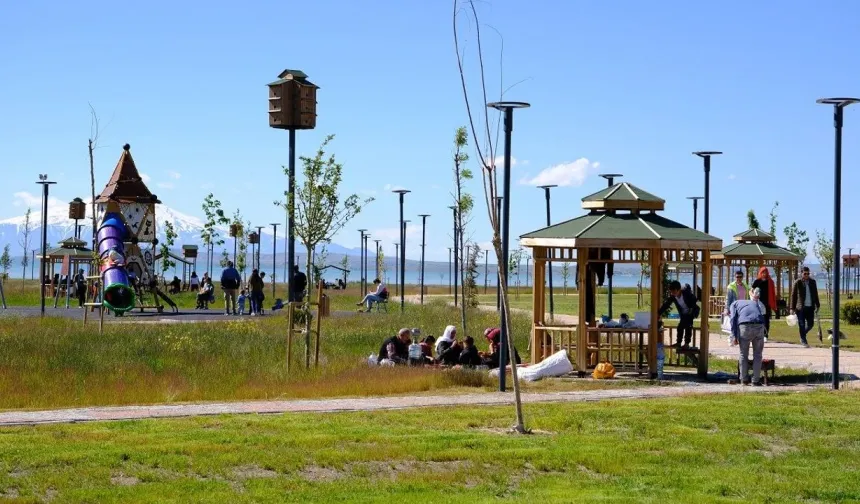 Van'da Güzel Havayı Fırsat Bilenler Park ve Sahillere Akın Etti