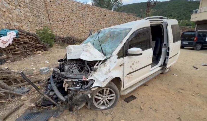 Hakkari'de Korkunç Kaza: Araç Duvardan Aşağı Düştü, 3 Yaralı