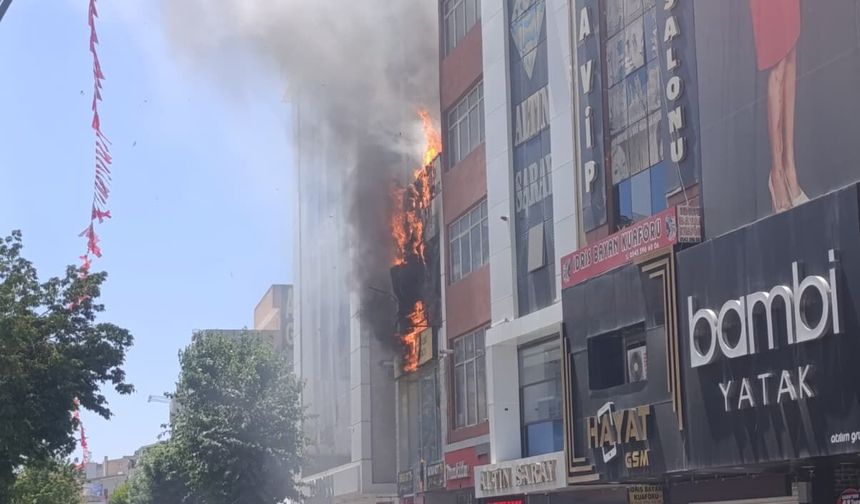 Son Dakika Van: Beşyol'da Çıkan Yangın Paniğe Neden Oldu
