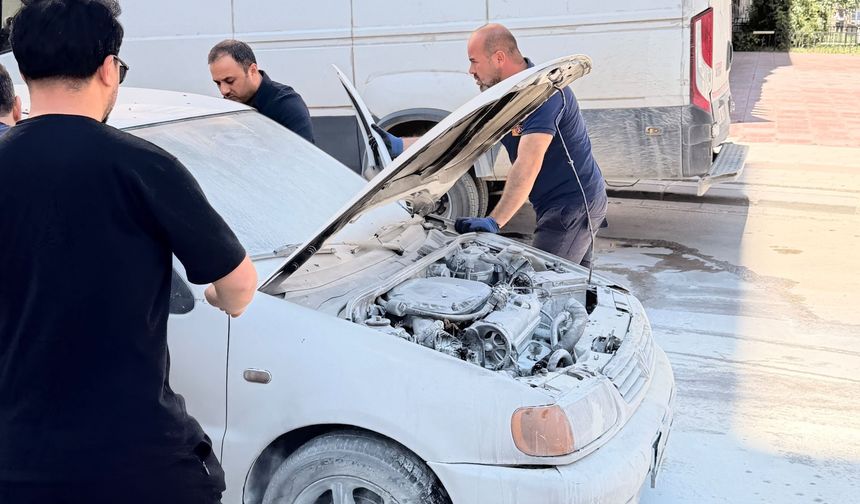 Van'da seyir halindeki otomobilin motoru yandı