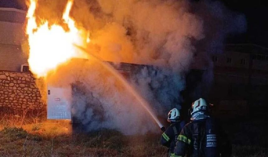 Van'ın Erciş İlçesinde Gece Saatlerinde Trafo Yangını