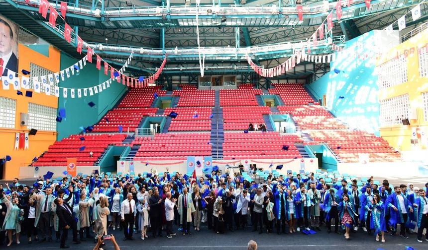 YYÜ Tıp Fakültesi’nde mezuniyet coşkusu: Genç hekimler diplomalarını aldı