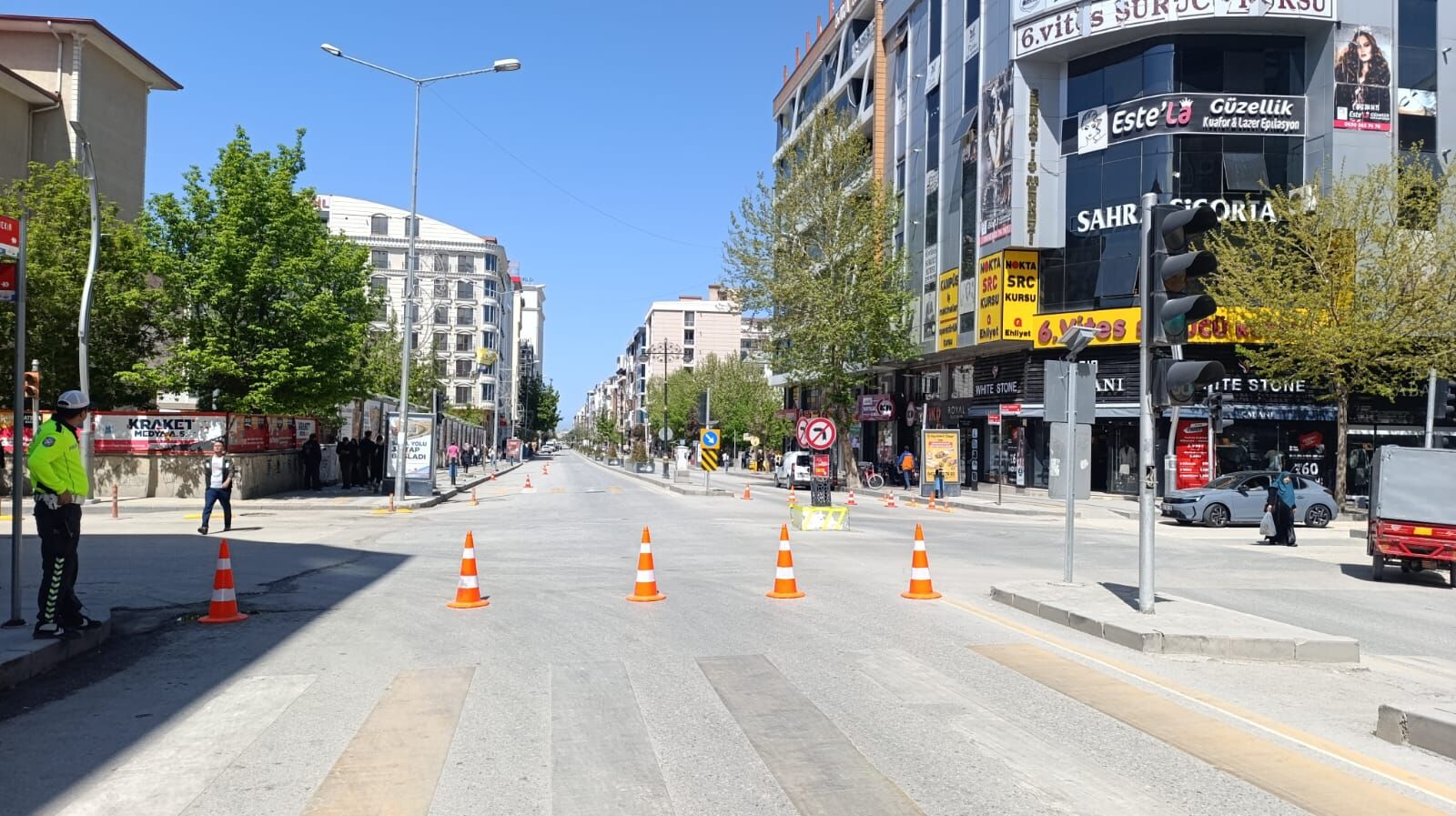 Özgür Özel Van’a Geldi, Haftanın En Yoğun Gününde Trafik Kapandı (2)