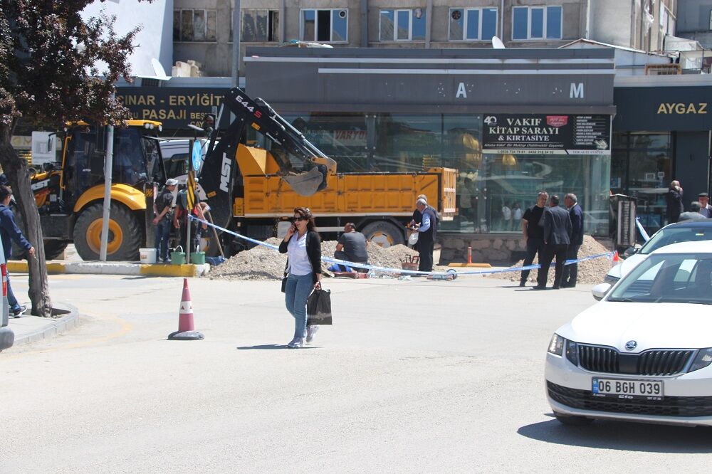 Van Beşyol Meydanı Araç Geçişine Kapatıldı, Trafik Felç Oldu! (1)