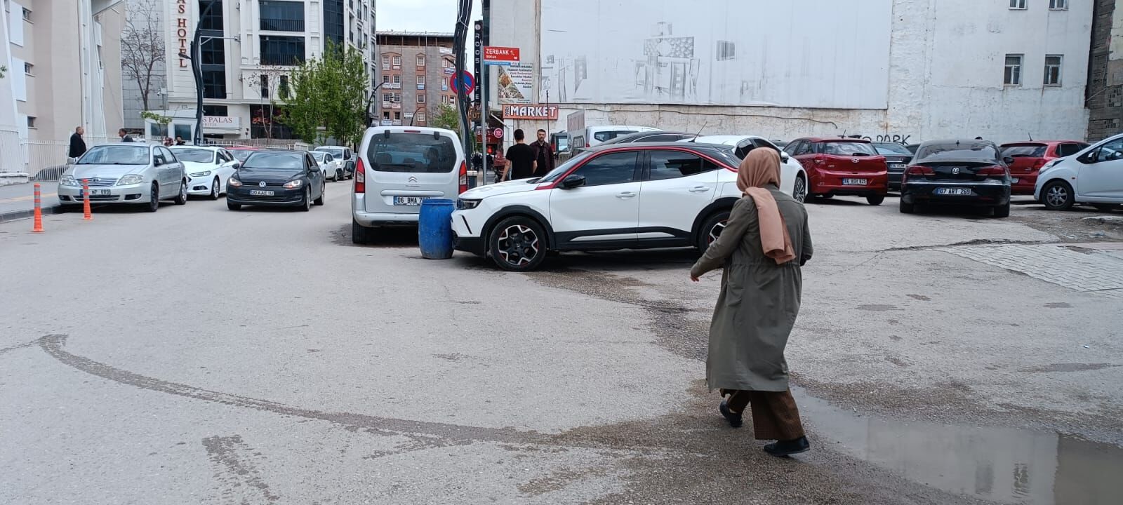 Van’da Lüks Araç Sahibi Engelli Rampasını Işgal Etti (1)