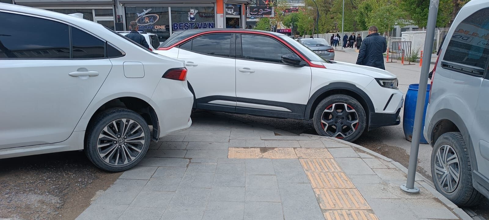 Van’da Lüks Araç Sahibi Engelli Rampasını Işgal Etti (2)