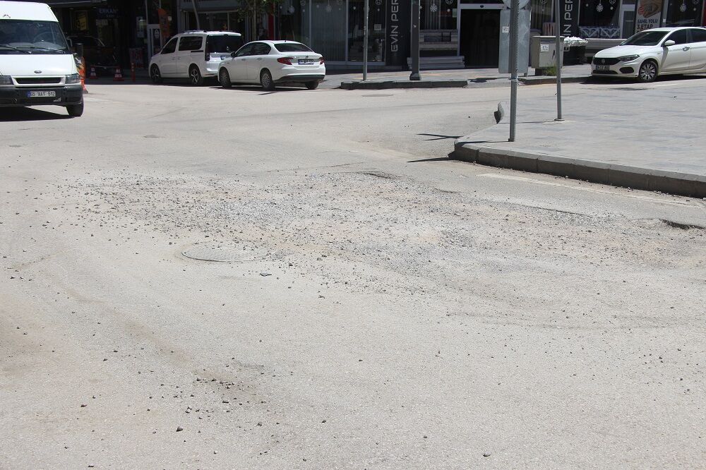 Van’da Yollar Çileye Döndü Yama Yok, Çakıl Var!