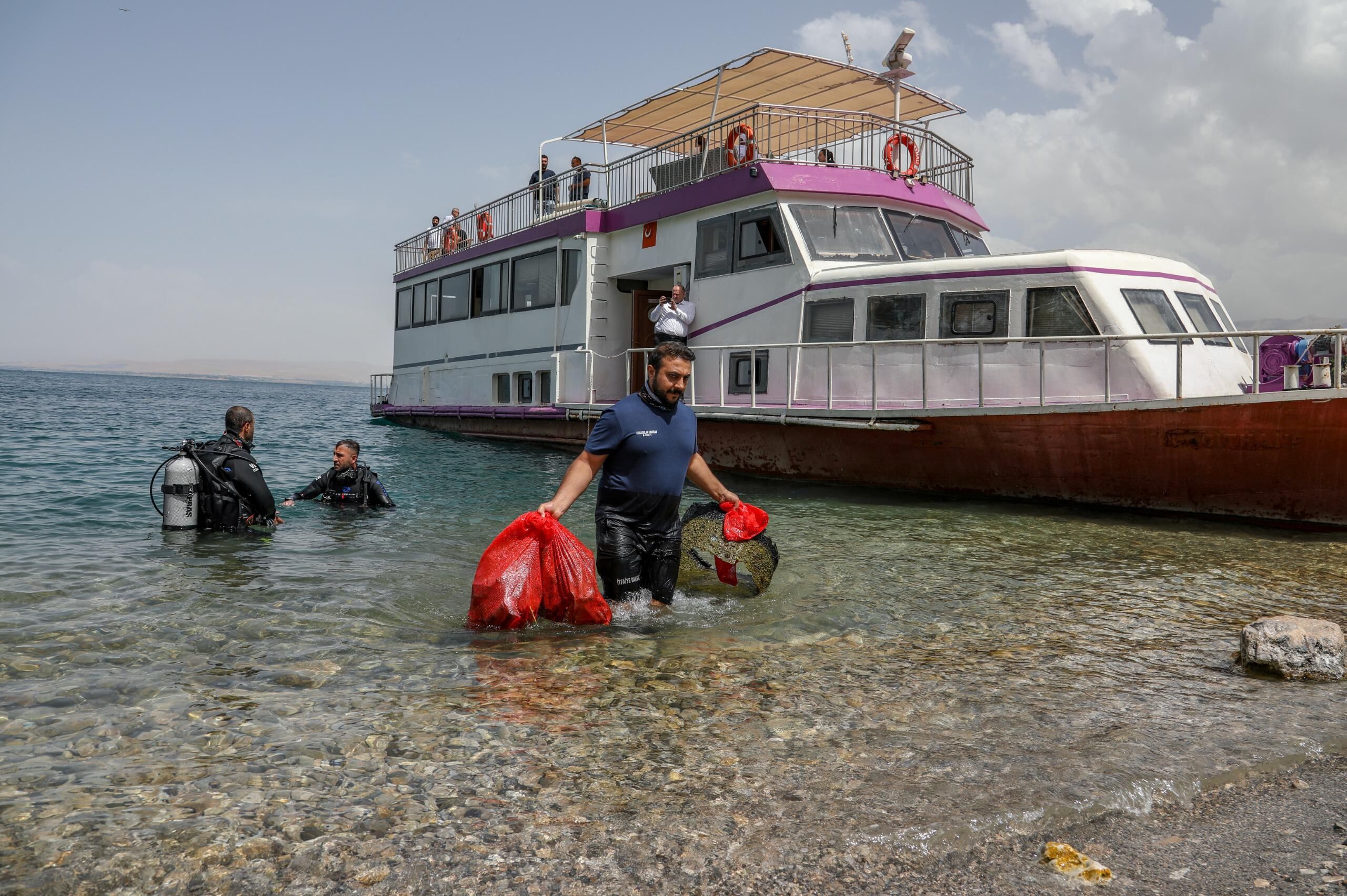 Van Gölü’nde Dalgıçlardan Şaşırtan Temizlik (1)