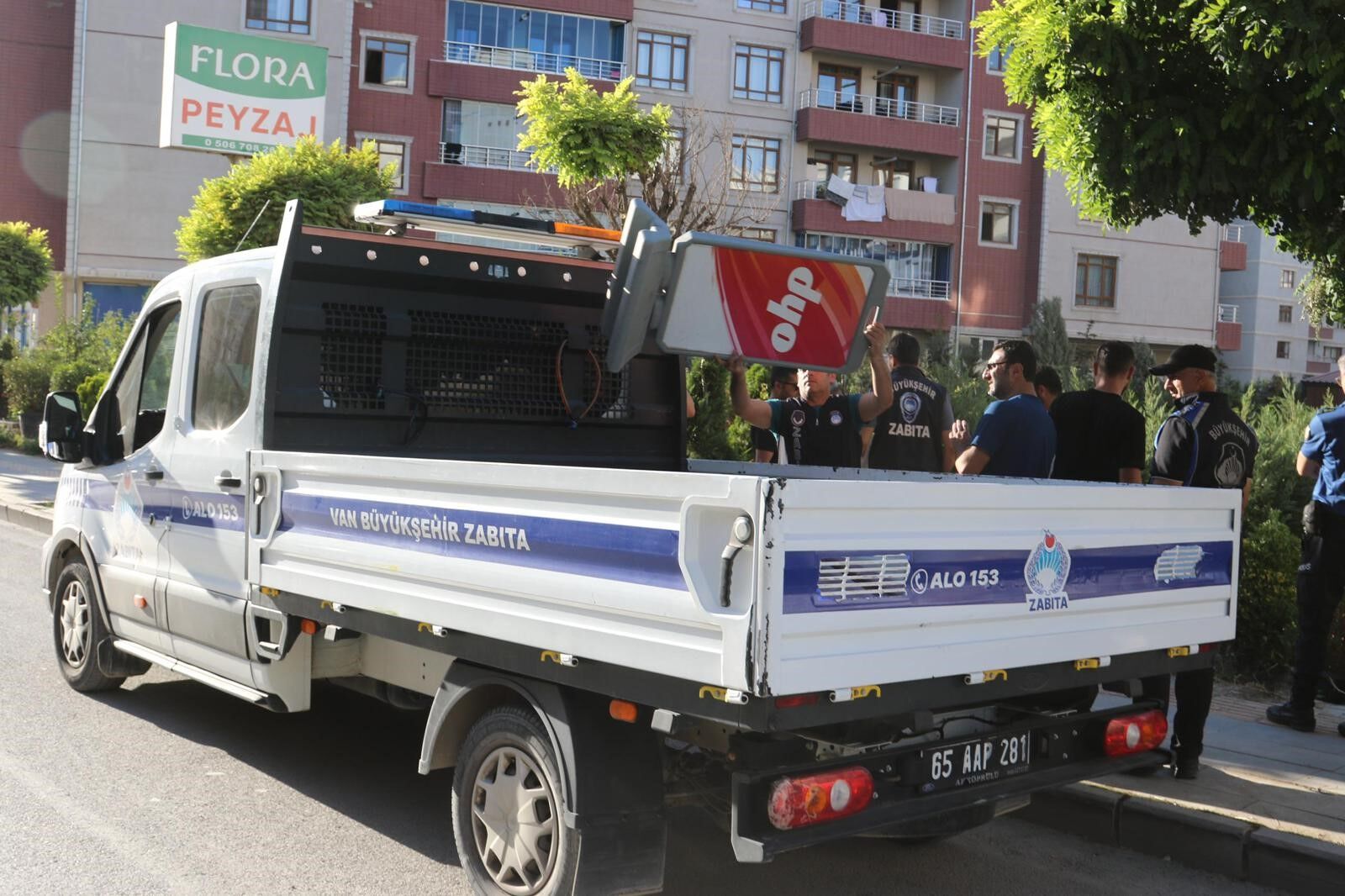Van’da Kaldırımları Ve Yolları Işgal Eden Malzemeler Toplandı (2)