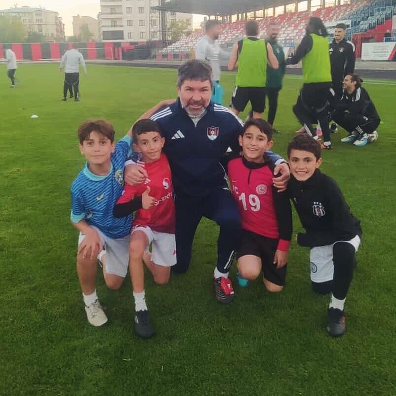 Çocuklar Geleceğimizdir. Onlara Umut, Sevgi Ve Güven Vermek; Yarınlarımızı Inşa Etmektir.❤️🖤